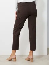 Pantalón negro de gabardina elastizada, marca Zac & Rachel. Corte recto, pretina ancha pespunteada, bolsillos simulados y largo al tobillo.