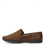 Mocasines de hombre estilo náutico, confeccionados en gamuza color marrón, con costuras decorativas visibles en el contorno y suela de goma oscura.