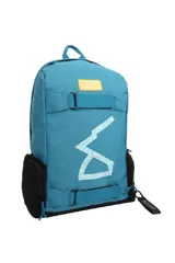 Mochila azul con detalles en negro, con bolsillo frontal con hebilla, logo estampado y bolsillos laterales de red.