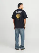 Remera de algodón con calce holgado, cuello redondo y mangas cortas. Presenta un pequeño logo estampado en el pecho y una estampa grande en la espalda con impresión de goma suave al tacto.
