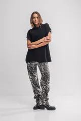 Pantalón de jean con estampado animal print de leopardo en tonos marrones y negros, de corte recto y tiro alto.
