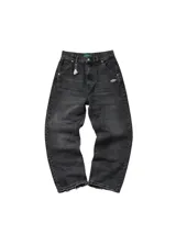Pantalón de jean estilo baggy color negro con efecto lavado, corte holgado y diseño de cinco bolsillos. Presenta un pequeño dije decorativo en la cintura y detalle de logo metálico en el frente.