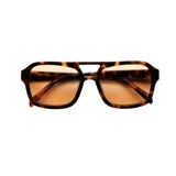 Lentes de sol tipo aviador con armazón rectangular de carey y cristales polarizados en tono ámbar.