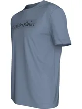 Remera celeste de manga corta con cuello redondo y logo de Calvin Klein estampado en el pecho.