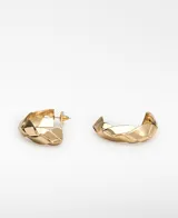 Aros metálicos trenzados de diseño tipo argolla con acabado dorado y cierre de broche.