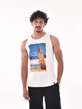 Musculosa blanca con estampado de una tabla de surf en la playa.