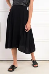 Falda midi negra de viscosa con cintura elastizada y abertura lateral.