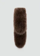 Bufanda de piel sintética en color marrón, con diseño de pelo largo y suave, ideal para abrigar en invierno.