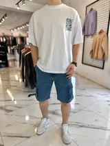 Bermuda de jean estilo cargo con bolsillos laterales con solapa y corte oversize.