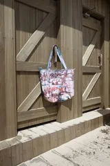 Bolso de playa estampado con una foto de una playa llena de gente, de lona 100% algodón.