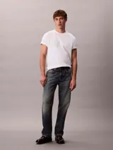 Remera Calvin Klein de algodón color blanco, con cuello redondo, manga corta y logo estampado en el pecho en la parte derecha.