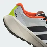 Championes de trail running Adidas Terrex Agravic 4, con diseño técnico en colores blanco, negro, naranja y amarillo neón. Presentan exterior de tela con revestimientos de TPU, mediasuela Lightstrike y suela de caucho Continental para mayor tracción.
