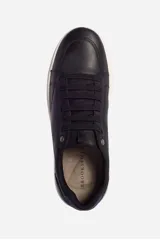 Championes casuales de hombre color marrón, con cordones marrones, suela de goma blanca y detalles en azul marino en el talón.