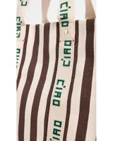 Bolso tote de lona a rayas verticales marrones y blancas con asas de mano y estampado "Ciao" en las asas.