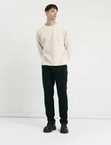 Sweater básico de cuello redondo y manga larga, confeccionado en tejido circular con puños y cuello en tejido canalé.