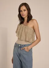 Top color arena de tejido de punto calado, con un solo hombro y volante frontal.