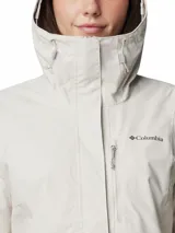 Campera impermeable Columbia modelo Hikebound II, color gris claro, con capucha ajustable, cierre frontal con solapa, bolsillos con cremallera y puños ajustables. Cuenta con tecnología Omni-Tech™ y costuras selladas.