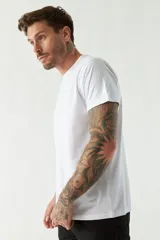 Remera azul marino de manga corta con logo bordado en el pecho. Corte clásico.