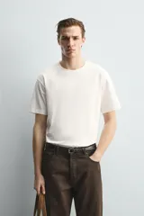 Camiseta de corte relajado confeccionada en algodón con acabado mercerizado, cuello redondo en rib y manga corta.