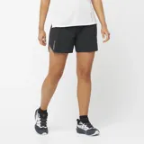 Short deportivo Salomon Sense Aero de 5 pulgadas, color negro, con diseño minimalista, aberturas laterales en el dobladillo y logotipo reflectante de la marca.