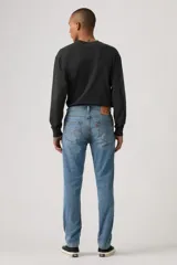 Jean de corte slim fit, color celeste, con cierre de cremallera y botón metálico. Presenta un diseño clásico de cinco bolsillos con costuras reforzadas.