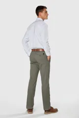 Pantalón clásico de gabardina de corte recto, con bolsillos traseros ojalados con botón y presillas para cinturón.