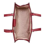 Cartera tote Guess modelo Forber, color rojo, con estampado de logos de la marca en relieve. Tiene doble asa de hombro y logo metálico plateado en el frente.