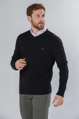 Sweater de hilo color borgoña, con cuello en V y logo bordado en el pecho.