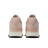 Championes New Balance Icon 574 color rosa con detalles en blanco, confeccionados en gamuza y malla, con logo "N" característico en los laterales y plataforma blanca.