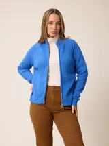 Cardigan de punto color azul, con cierre frontal completo, cuello alto y mangas largas con puños acanalados.