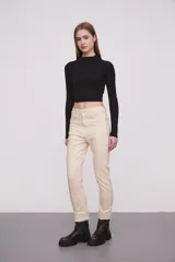 Pantalon de jean de corte recto y tiro medio, en color natural, con ruedo deshilachado.