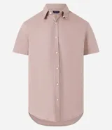 Camisa de hombre color salmón, de corte comfort, manga corta y cuello inglés abotonado.