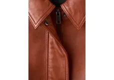 Chaqueta de cuero de ovino en color marrón, de diseño oversize con cuello clásico, cierre frontal con botones a presión y bolsillos frontales con solapa.