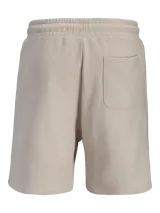 Bermuda deportiva beige de calce relajado, con costuras frontales en relieve y pequeño estampado lateral.
