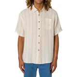 Camisa de manga corta Katin modelo Alan, color beige con sutiles rayas verticales rosadas y botones marrones de contraste. Cuenta con cuello clásico y un bolsillo aplicado en el pecho.