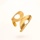 Pulsera rígida de bronce enchapado en oro con diseño texturizado, terminación martillada y aberturas circulares.