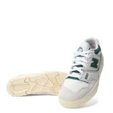 Championes urbanos New Balance modelo 550, con diseño inspirado en el básquetbol. Presentan una combinación de colores beige y verde, con detalles en cuero y malla, y una suela de aspecto envejecido.