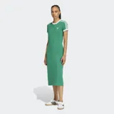 Vestido midi Adidas de corte ajustado, color verde, con mangas corta, cuello redondo blanco y las clásicas tres tiras blancas en los hombros.
