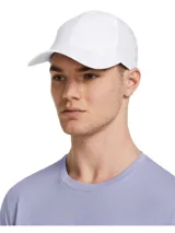 Gorra deportiva Under Armour de perfil bajo, confeccionada en tejido elástico y ligero con paneles perforados para mayor transpirabilidad. Cuenta con banda interior Iso-Chill para disipar el calor, cierre ajustable con velcro y logotipo reflectante.