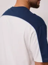 Remera negra de algodón con corte en hombros y mangas, cuello redondo gris oscuro y ribete blanco en los hombros. Estampado frontal con el texto "RUSTY" en tipografía futurista blanca con borde gris.