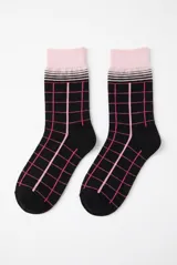 Medias negras de algodón con diseño geométrico de cuadrícula en color rosado, con ribete superior rosado y franjas horizontales finas en blanco y negro.
