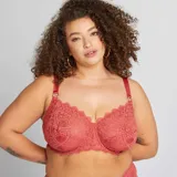 Sujetador tipo corbeille envolvente de encaje color rosa, con aros, tirantes ajustables y detalles dorados en los aros de los tirantes.