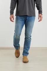 Pantalón de jean celeste, corte recto.