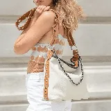 Bolso tipo hobo color crema, confeccionado en cuero vacuno. Tiene dos bolsillos con cierre en la parte trasera, cierre superior, forro interior, bolsillo interno con cierre y bolsillo para el móvil. Incluye dos correas removibles: una de cuero ajustable y otra de cadena.