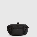 Riñonera de diseño funcional en color negro, confeccionada en material impermeable. Cuenta con un compartimento principal amplio, un bolsillo frontal con cierre y un bolsillo interno de malla. Incluye correas ajustables para un uso versátil y detalles de cintas laterales.