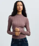 Blusa de tricot acanalada de color rosado oscuro, con cuello alto y mangas largas, confeccionada en viscosa certificada y poliamida.