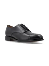Zapato Oxford de cuero negro con cordones y puntera marcada.