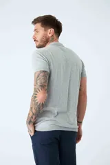 Polo tejida azul marino de manga corta con logo bordado y corte regular.