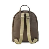 Mochila de diseño combinado en color marrón claro, con panel superior de textura gamuzada y panel inferior de cuero sintético liso. Cuenta con un bolsillo frontal con cierre, asa de mano superior y correas regulables para la espalda.
