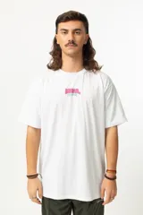 Remera blanca de algodón con estampado en la espalda que muestra un dibujo de un personaje con micrófono señalando una tierra plana con el texto "The Earth is Flat".